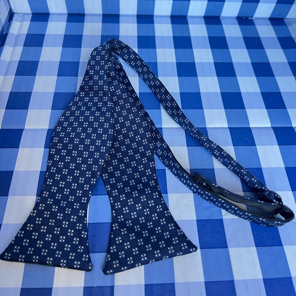 Like new bow tie Dark blue with white design